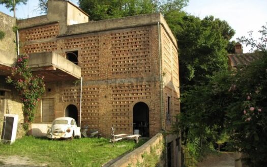 CAPANNOLI (PI) – OPPORTUNITÀ IMMOBILIARE IN POSIZIONE COLLINARE
